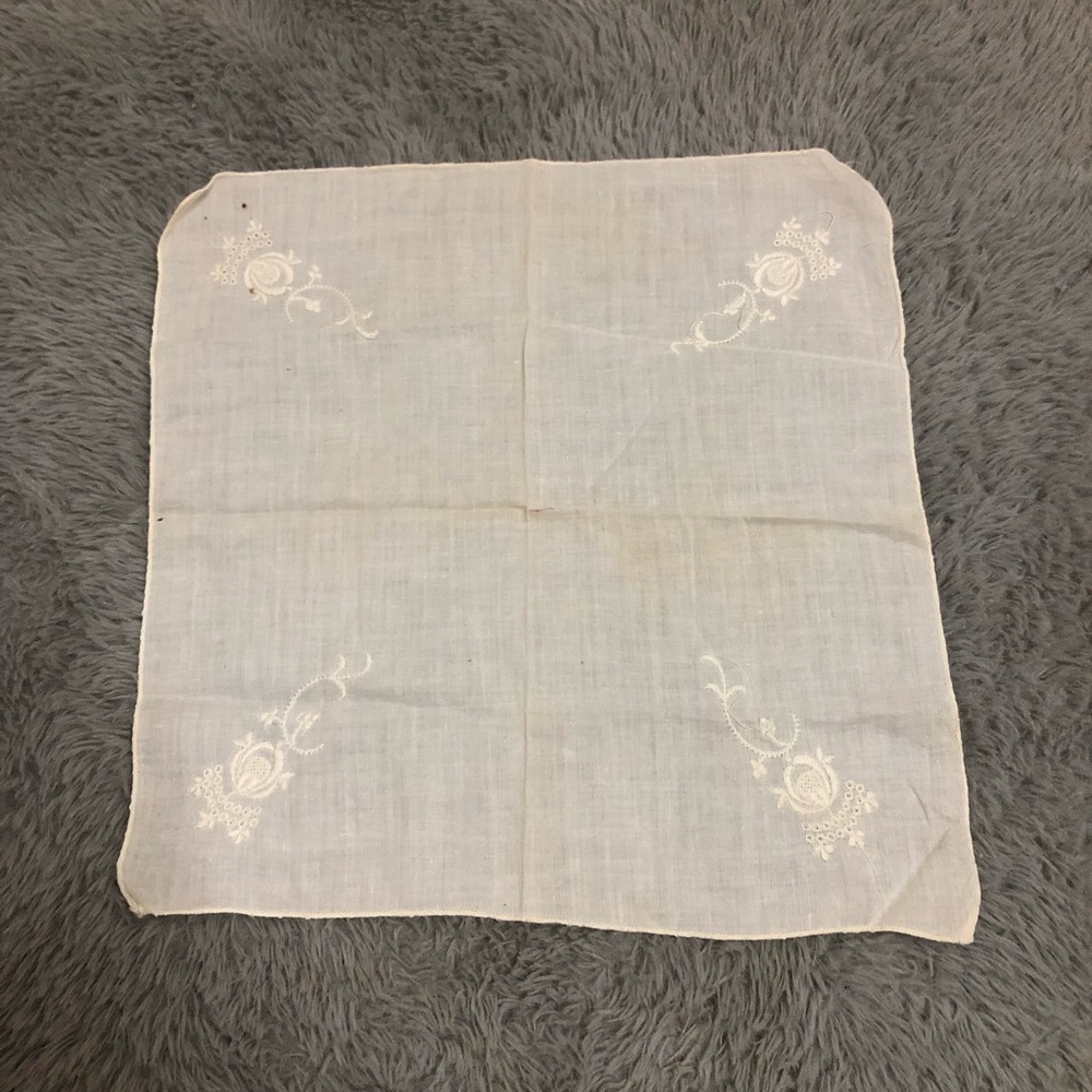 VINTAGE HANDKERCHIEF EMBROIDERED IVORY FLORAL